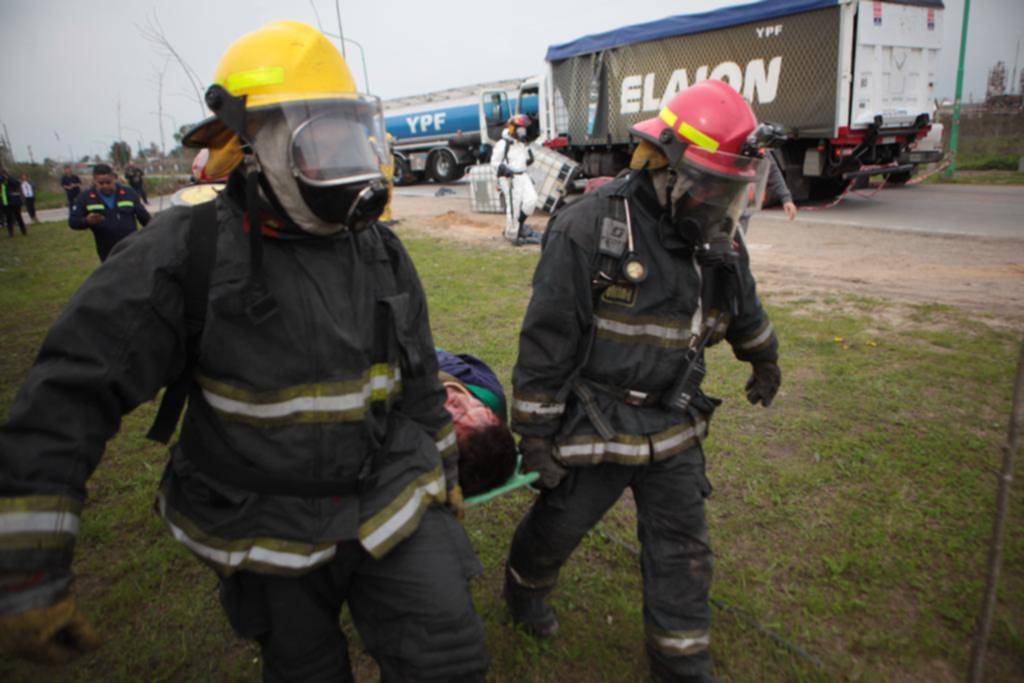 Cinematográfico simulacro de choque, derrame e incendio