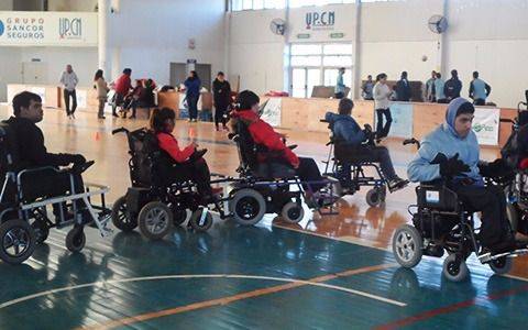 Entregan silla de ruedas motorizada para el equipo de power chair albiazul