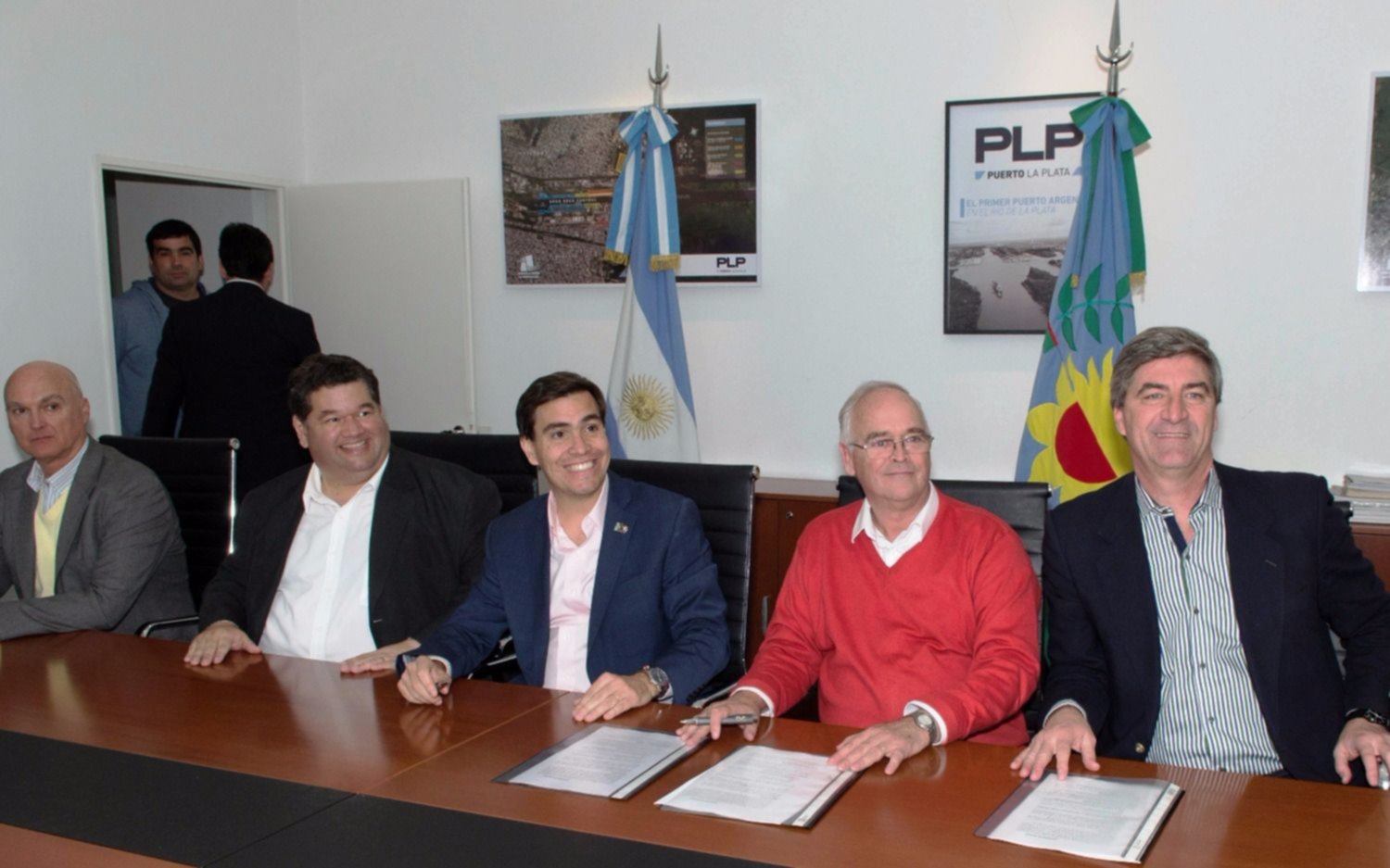 Firman convenio para mejorar la operatividad y competitividad del Puerto La Plata