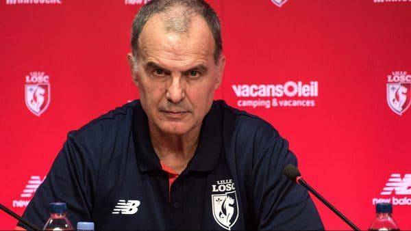 Bielsa, “loco” con un periodista