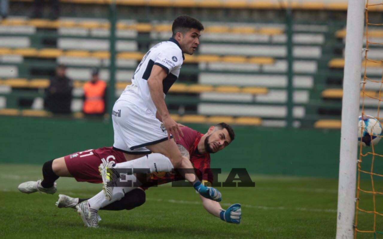 Empate con lluvia de goles para el debut del Lobo en la Superliga