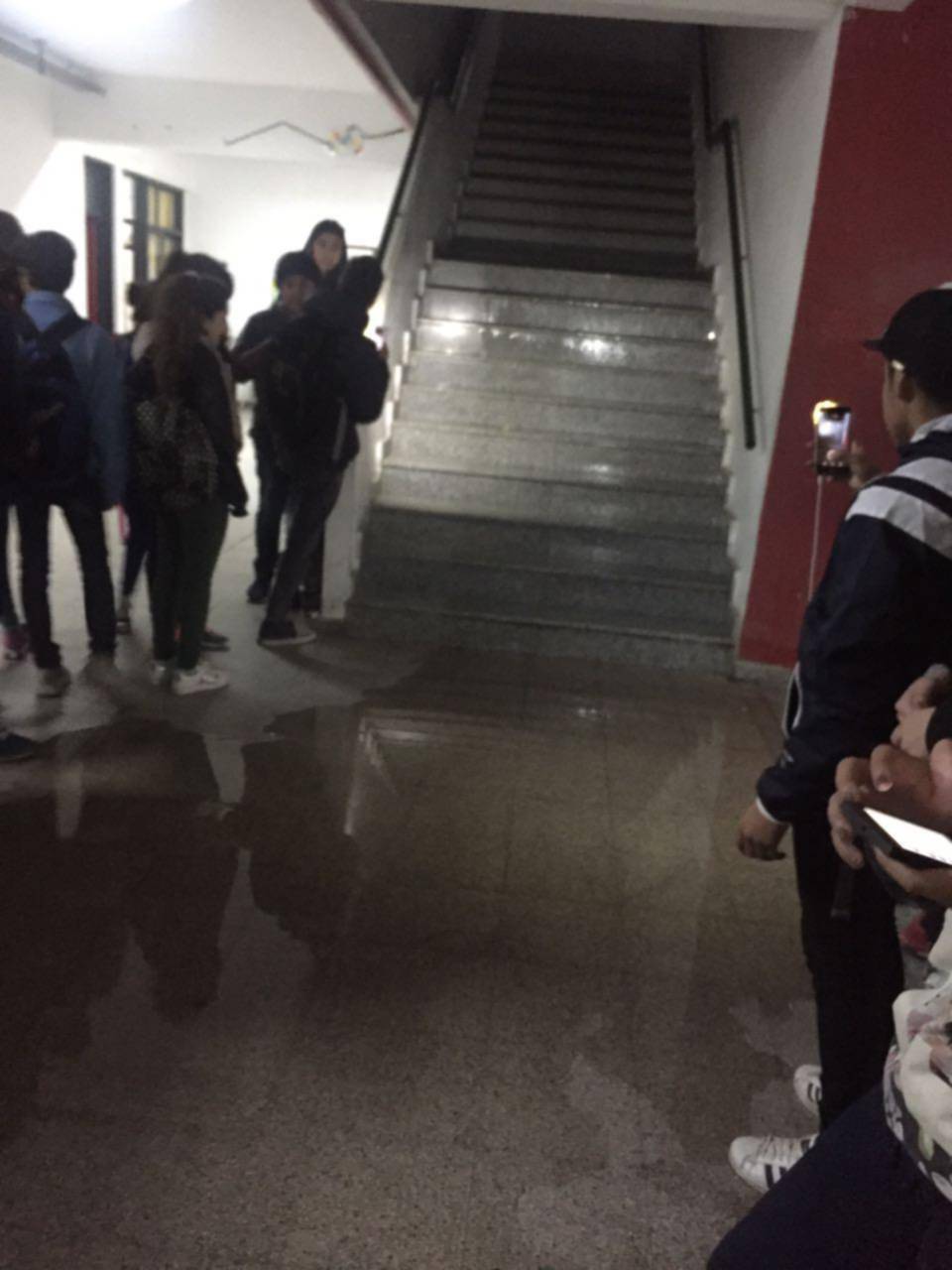 En la secundaria 9 de Olmos denuncian que “caen dos gotas y se llueve un aula”