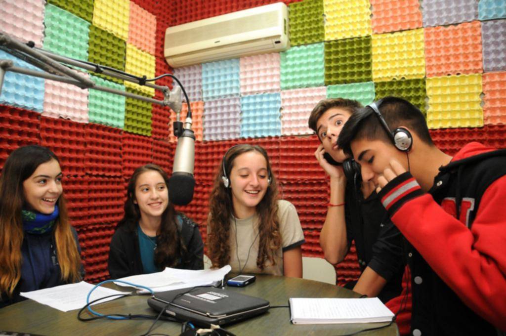 Alumnos bonaerenses y un tributo a la radio en su día