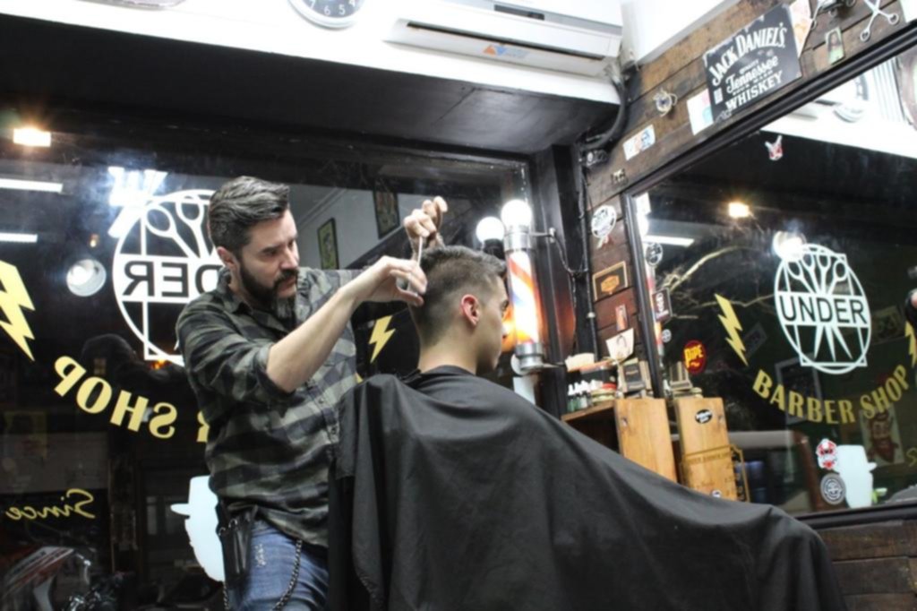 Con barras de tragos, bandas en vivo y ambientaciones, las peluquerías renuevan su look