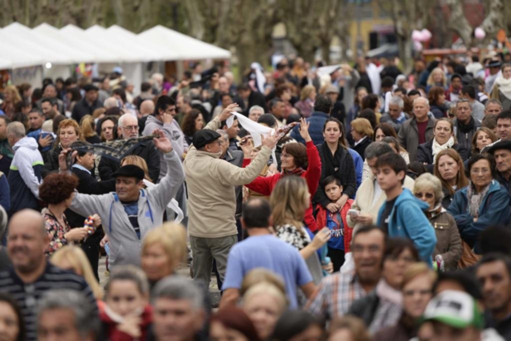 Folklore solidario en la plaza Malvinas