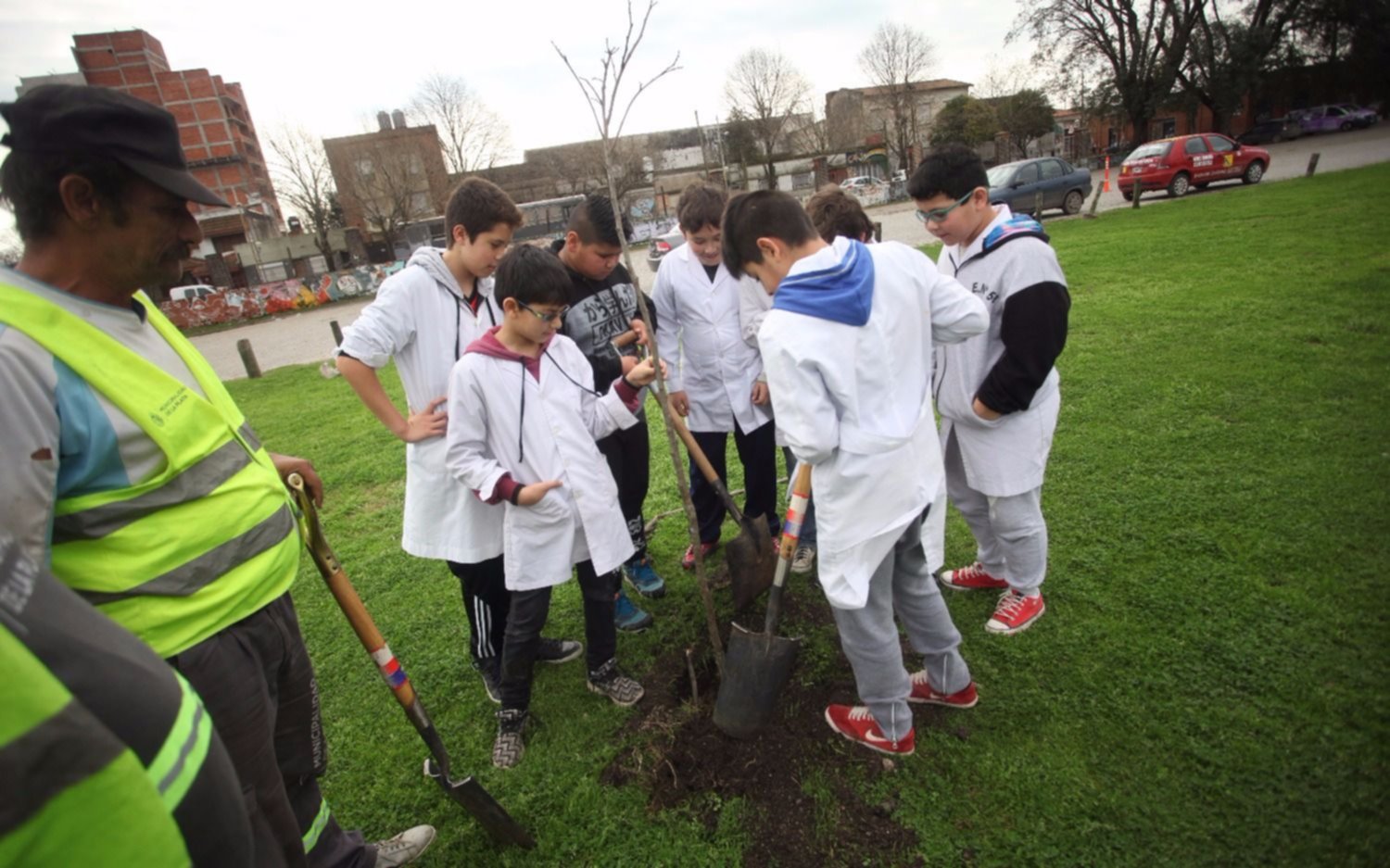Por la semana del Árbol, plantaron diferentes especies en el Meridiano V