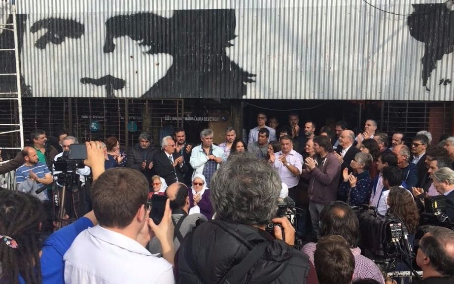 Abrazo simbólico a la sede de Madres de Plaza de Mayo en repudio a un posible desalojo