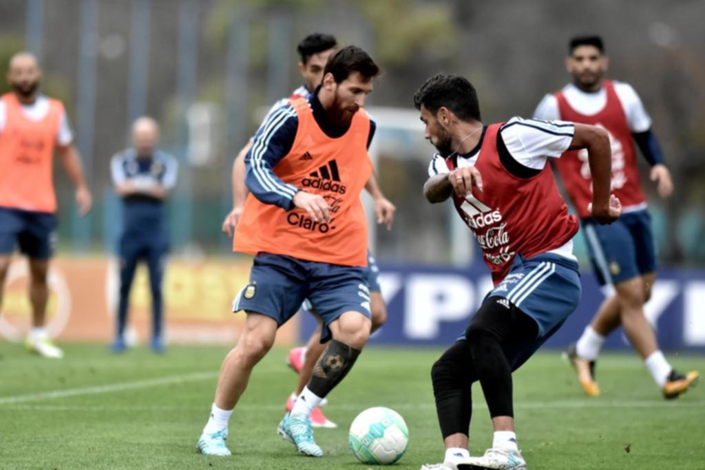 Con Messi y la baja de Lanzini, la selección piensa en Uruguay