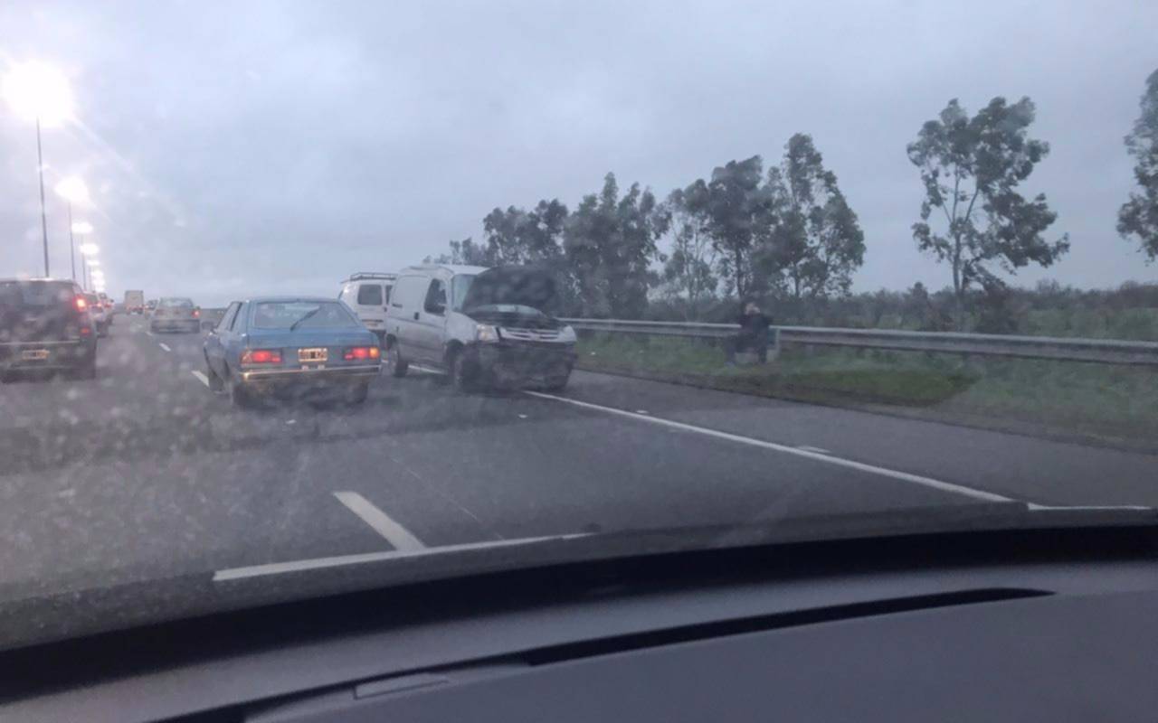 Tránsito reducido en la autopista por un accidente