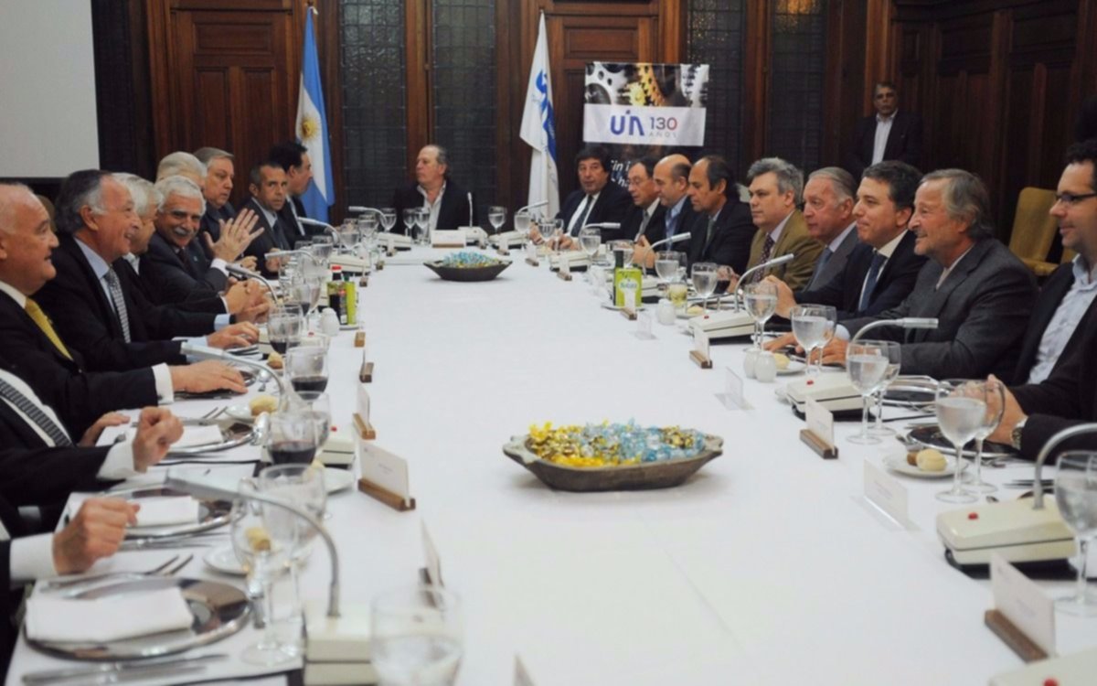 La UIA coincidió con Dujovne en la necesidad de avanzar con la reforma tributaria