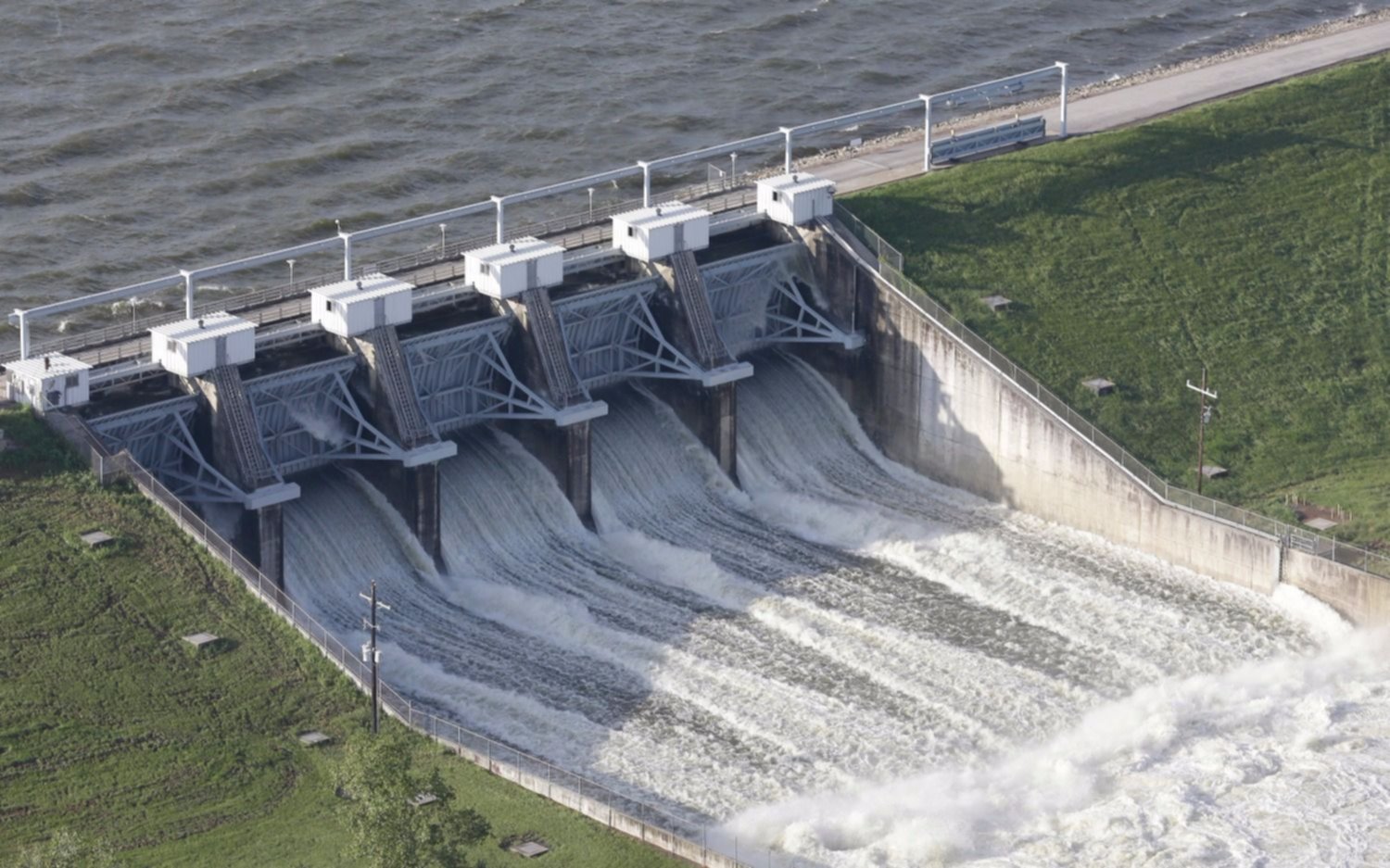 Texas registra récord de lluvia y temen que las represas no resistan la acumulación