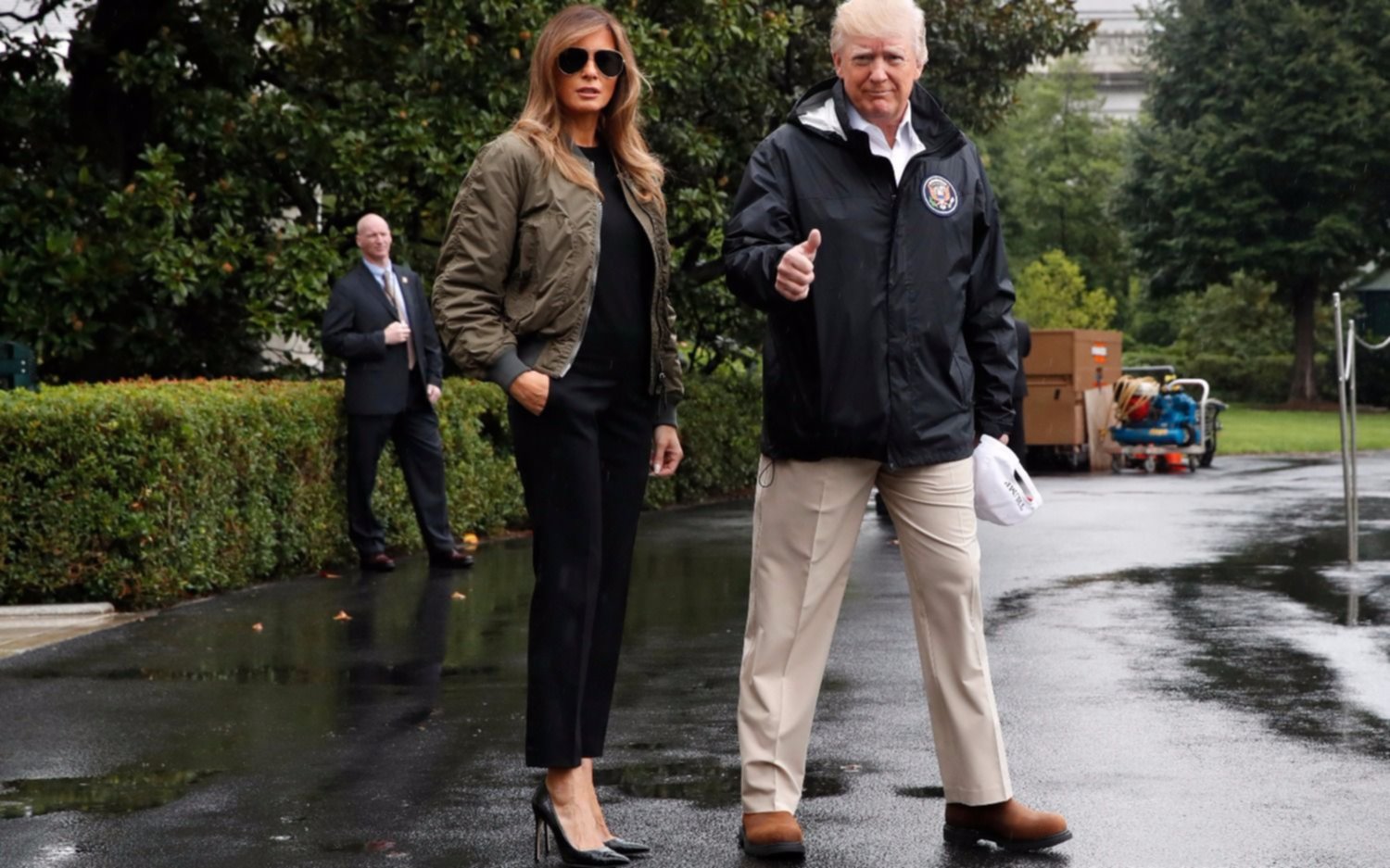 Fuertes críticas a Melania Trump por visitar zonas inundadas "con tacones"