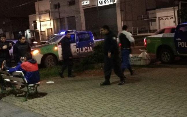 Le pegaron un tiro en un pie y pidió ayuda en un velatorio
