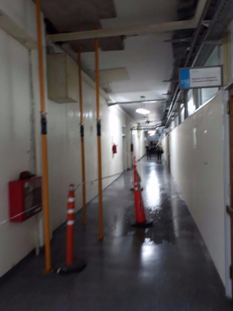 En el Ministerio de Economía se derrumbó un techo