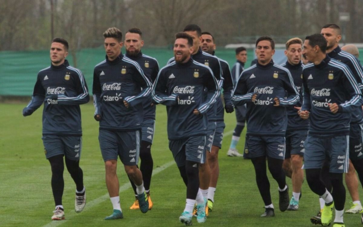 Sampaoli probó con Acuña en el último entrenamiento antes del choque con Uruguay