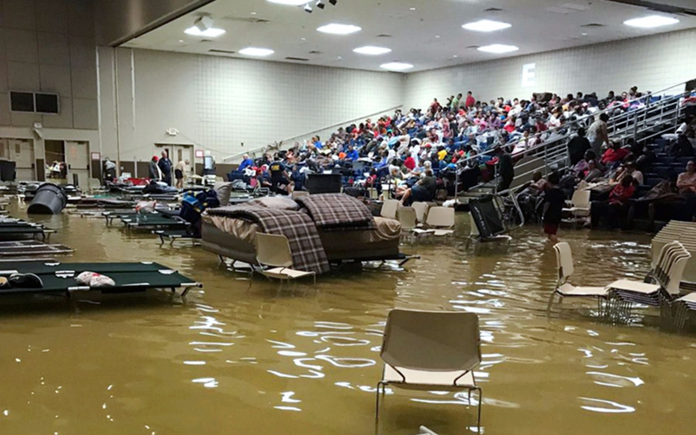 "Harvey" volvió a tocar tierra, y aunque ya como tormenta continúa provocando estragos