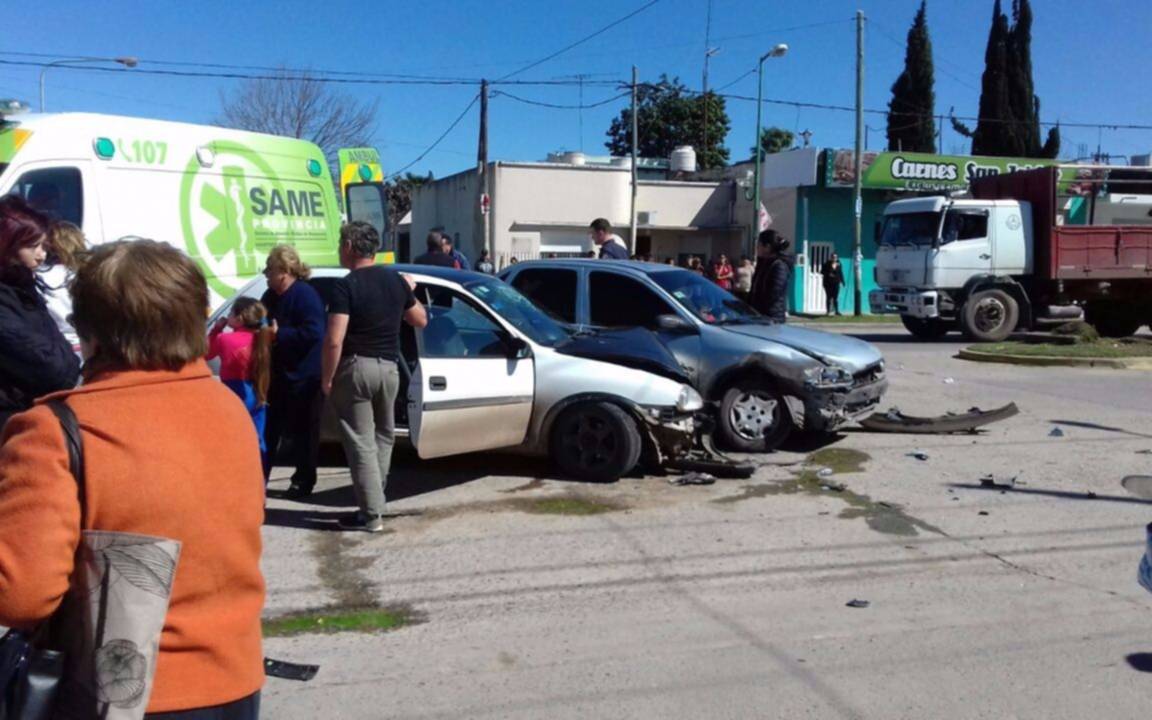 Violento choque entre dos autos en 197 y 46