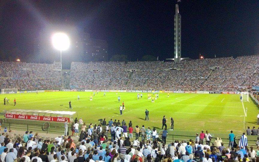 Esta noche hinchas podrán usar sólo camisetas de Argentina y Uruguay