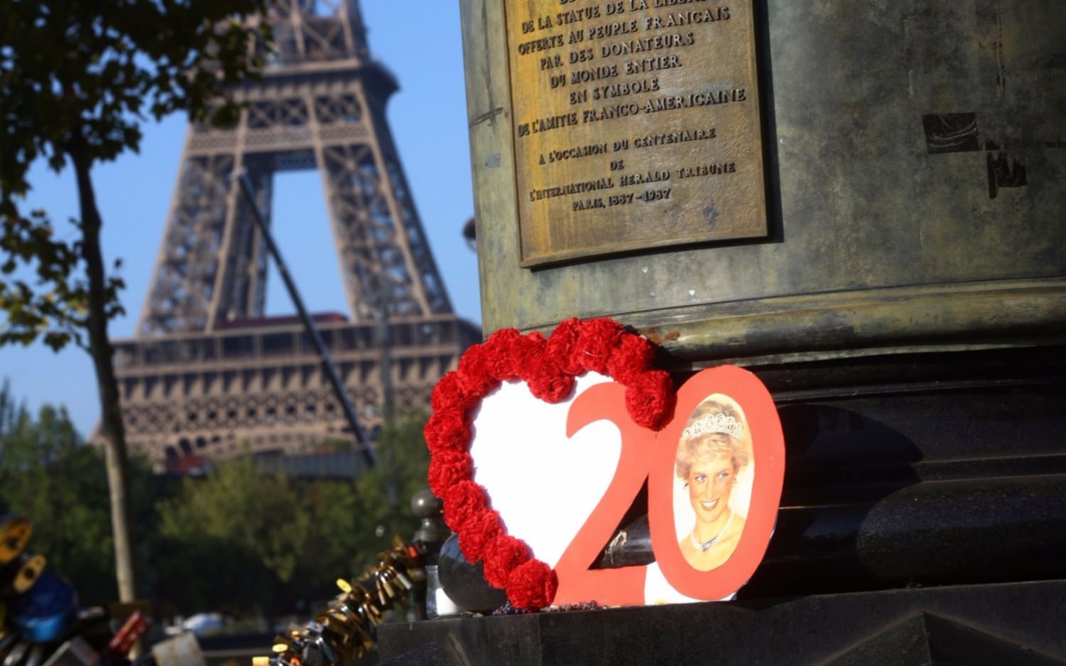 París y un memorial improvisado en recuerdo de Lady Di
