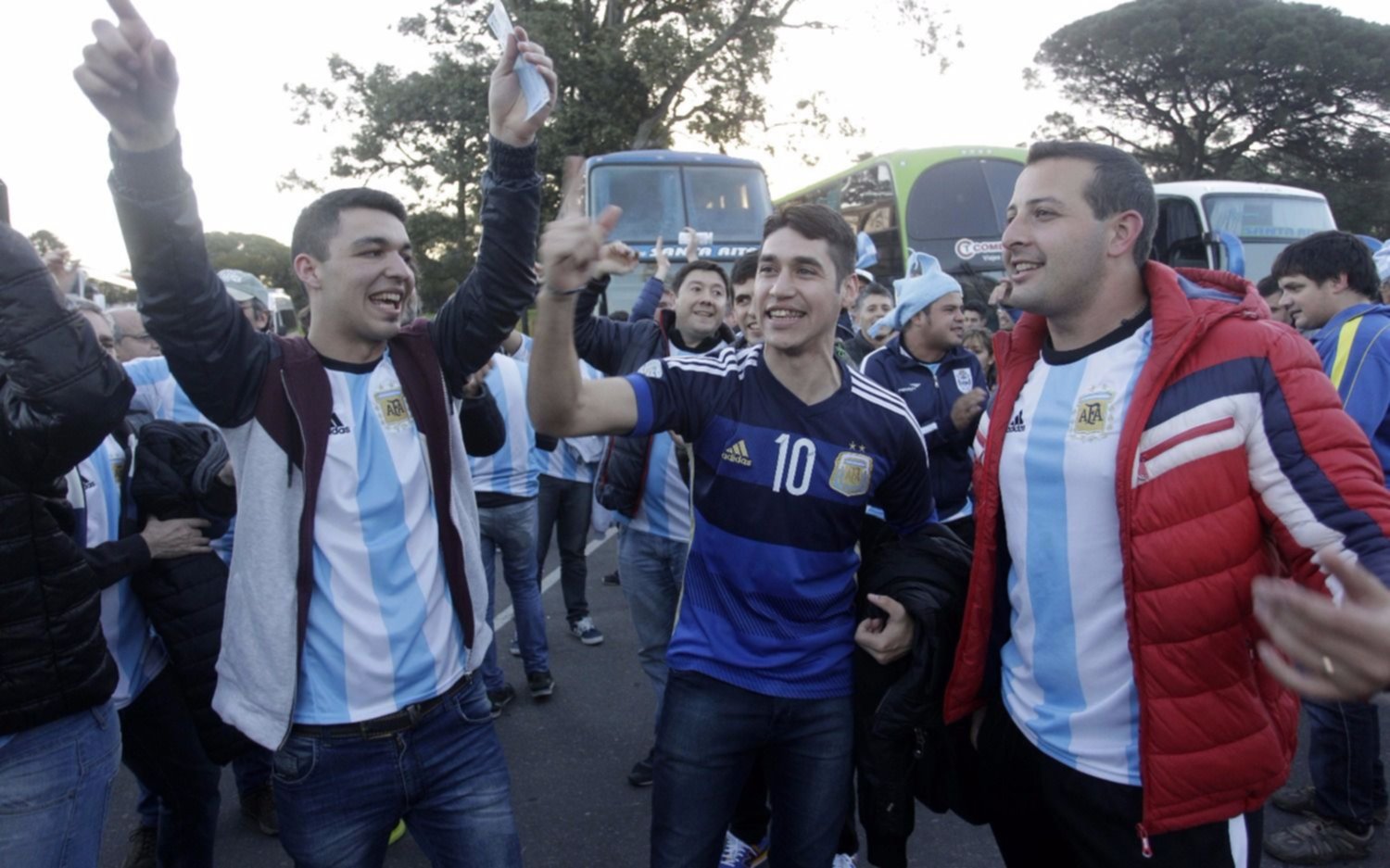 Clima de Clásico en Montevideo, con muchos hinchas argentinos 