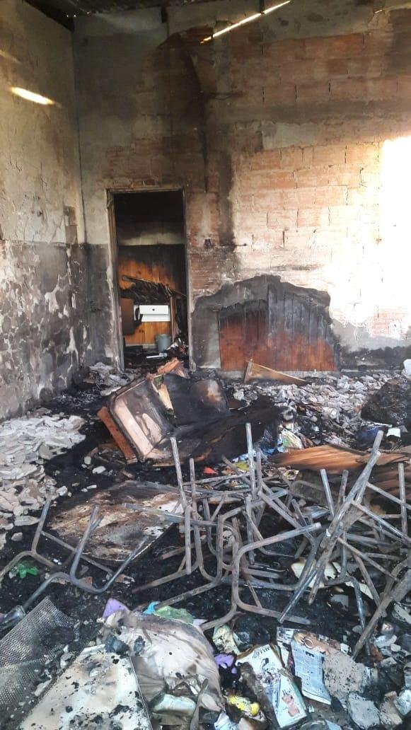 El fuego arrasó con un jardín de infantes de City Bell al que concurren más de 100 chicos