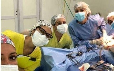 Suspenden a médicos por sacar selfies operando en el quirófano