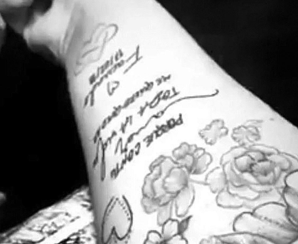 No escarmienta: More y un nuevo súper tatuaje de amor