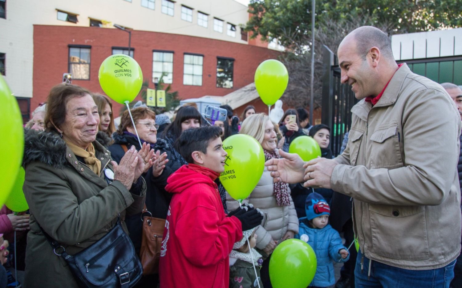 Molina junto a adultos mayores con sus nietos previa salida al teatro Porteño