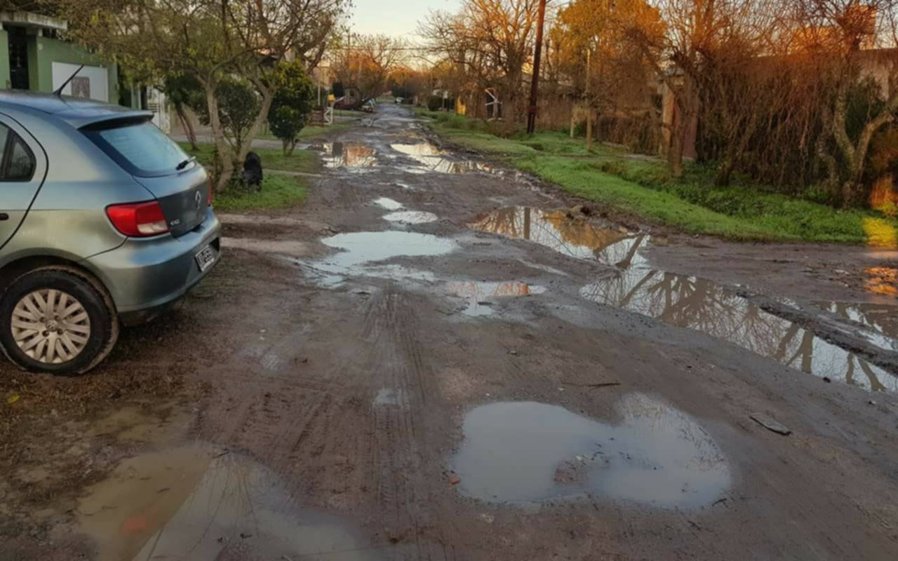 Denuncia en Villa Castells por  una calle "bombardeada"
