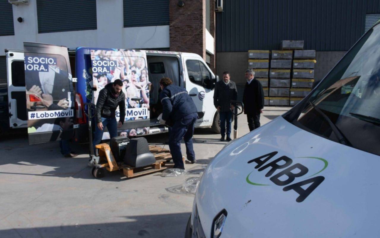 Arba entregó equipos informáticos a Gimnasia y Estudiantes