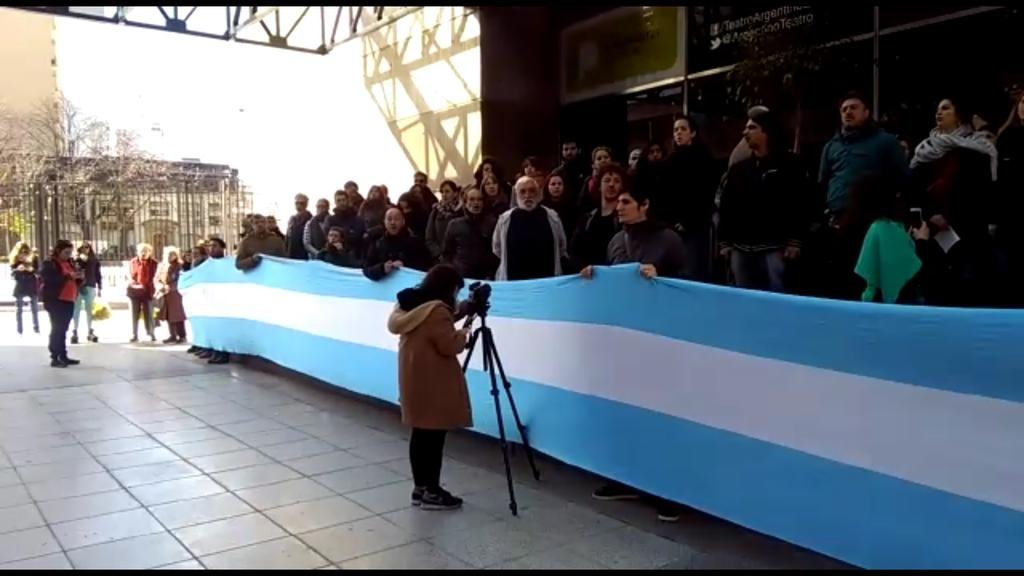 Abrazo simbólico en el Teatro Argentino por una serie de demandas