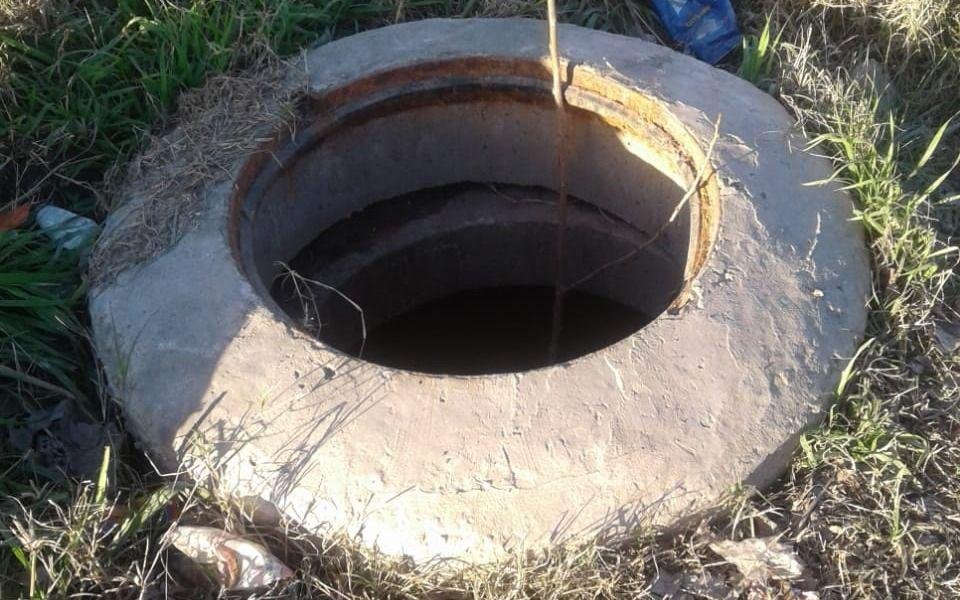Piden que se reponga la tapa de una alcantarilla