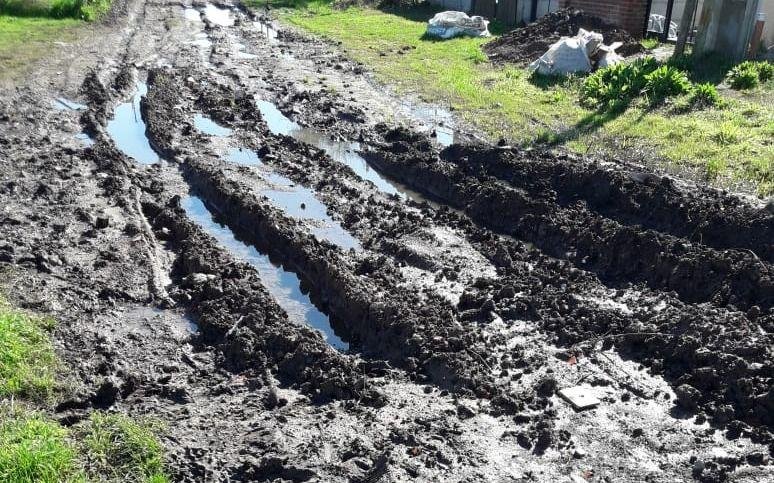 El barrial de las calles complica a la gente de Sicardi