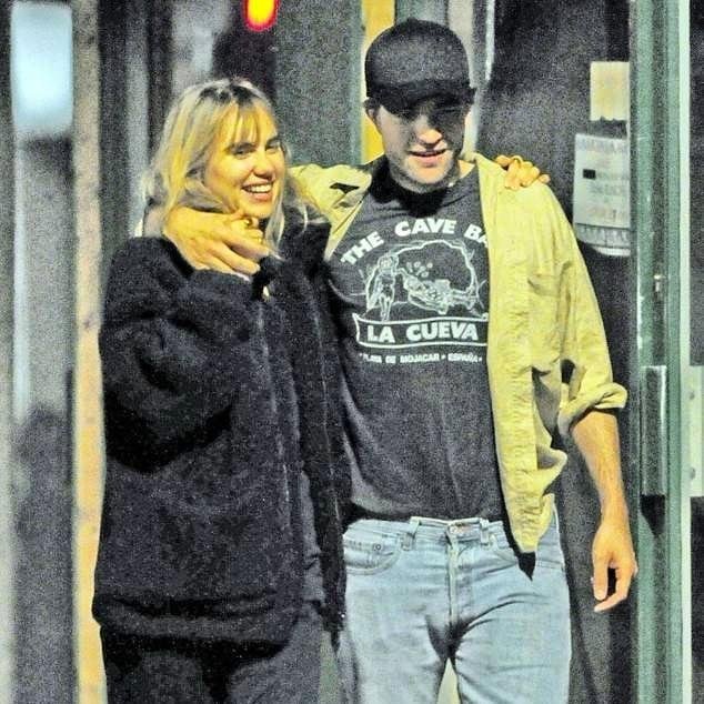 Robert Pattinson se pasea de la manito con Suki Waterhouse, una chica de “muy buen comer”