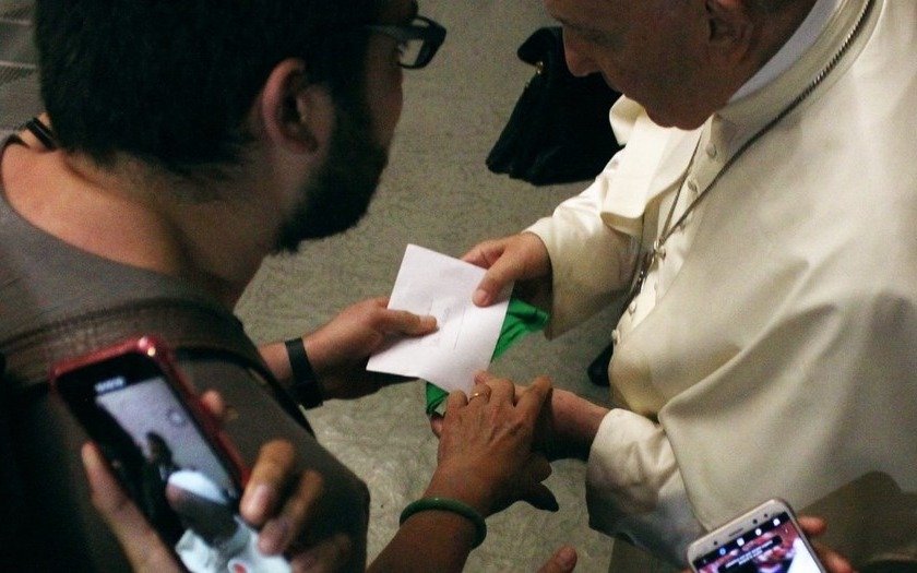 Un joven le entregó un pañuelo verde al Papa Francisco