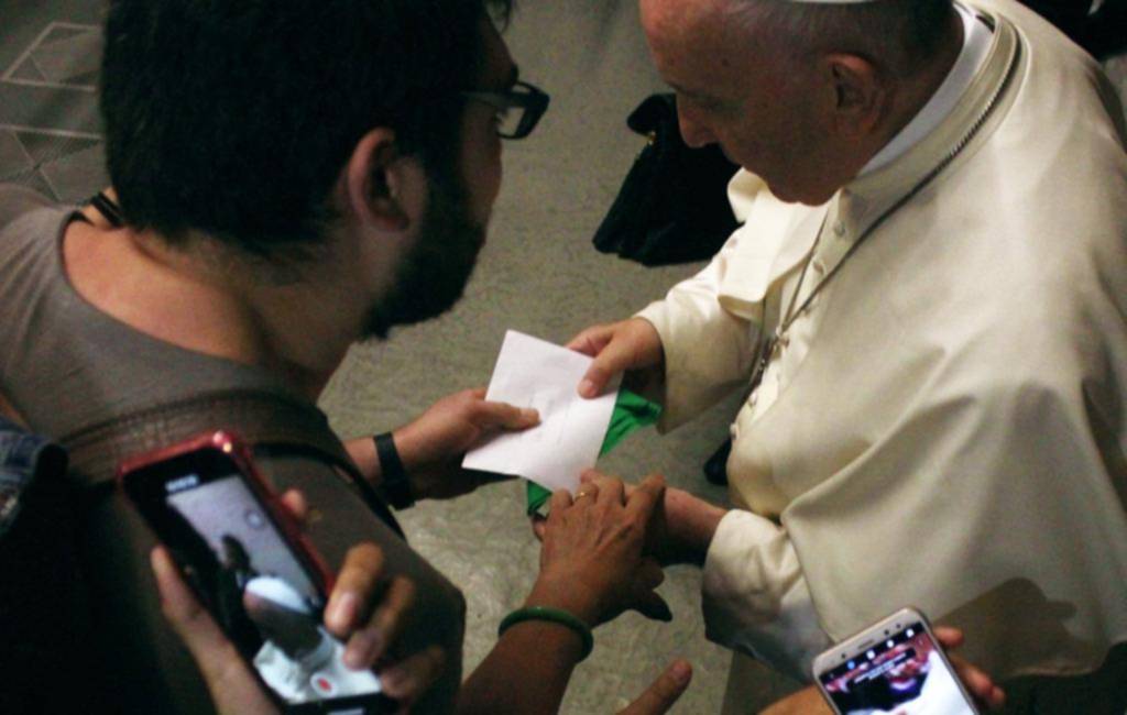 Un argentino le entregó al pontífice un pañuelo verde de la campaña por el aborto