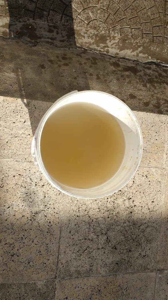 Quejas por cómo sale el agua en el barrio El Mondongo