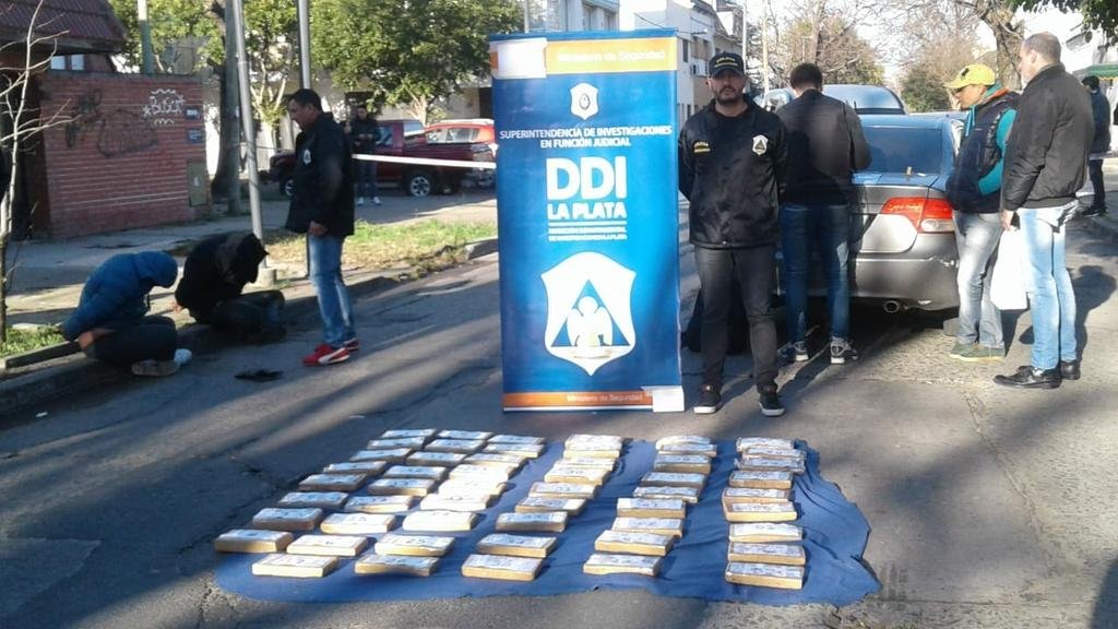 A media mañana, en 68 entre 8 y 9 cayeron dos narcos con 60 kilos de marihuana
