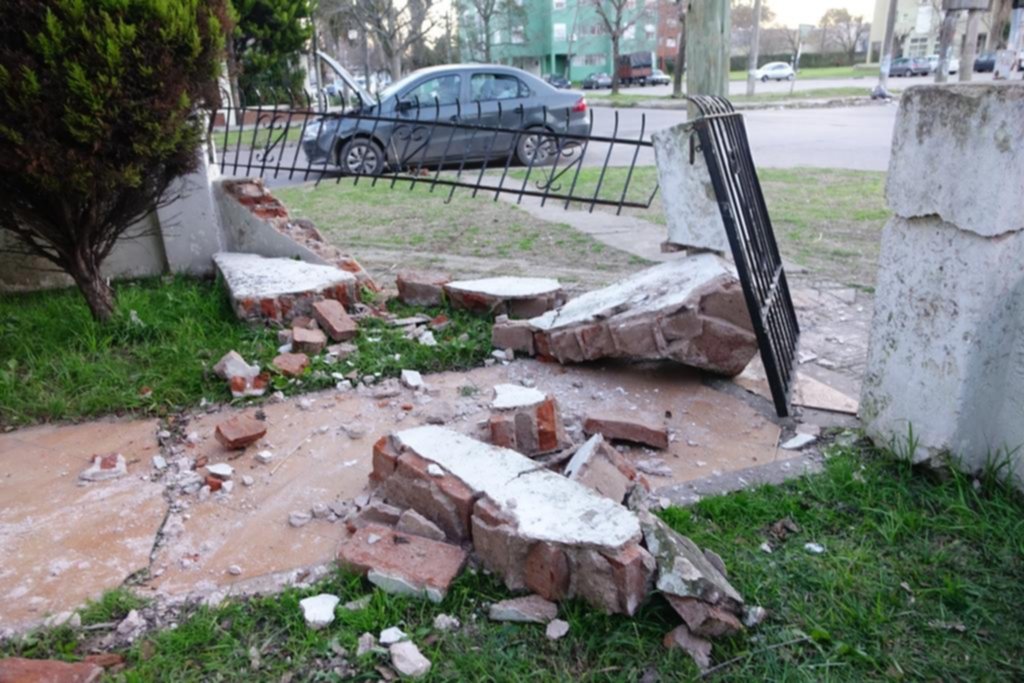 Un auto chochó contra una casa