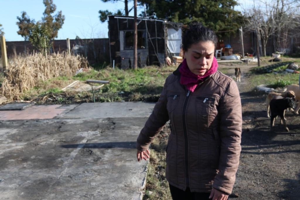 Una joven policía se quedó en la calle con su hija, tras un incendio en su casa