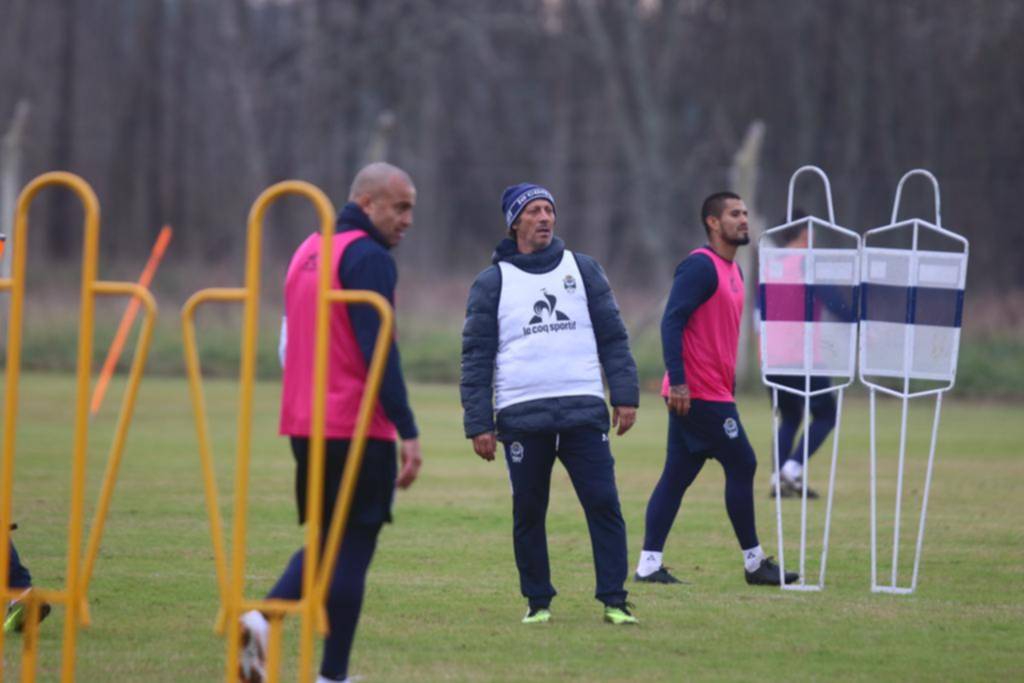 De a poco, Pedro Troglio va armando el rompecabezas del equipo, pensando en el debut