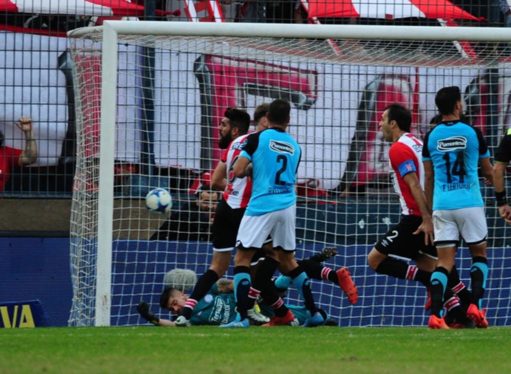 Antes del martes Estudiantes tendrá que poner un arco nuevo en la cancha de Quilmes