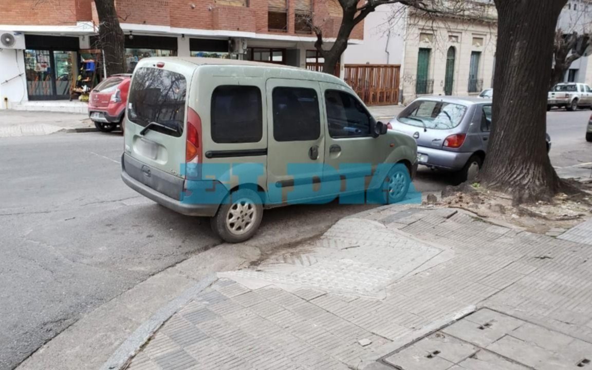 Un festival de autos mal estacionados en distintos barrios platenses