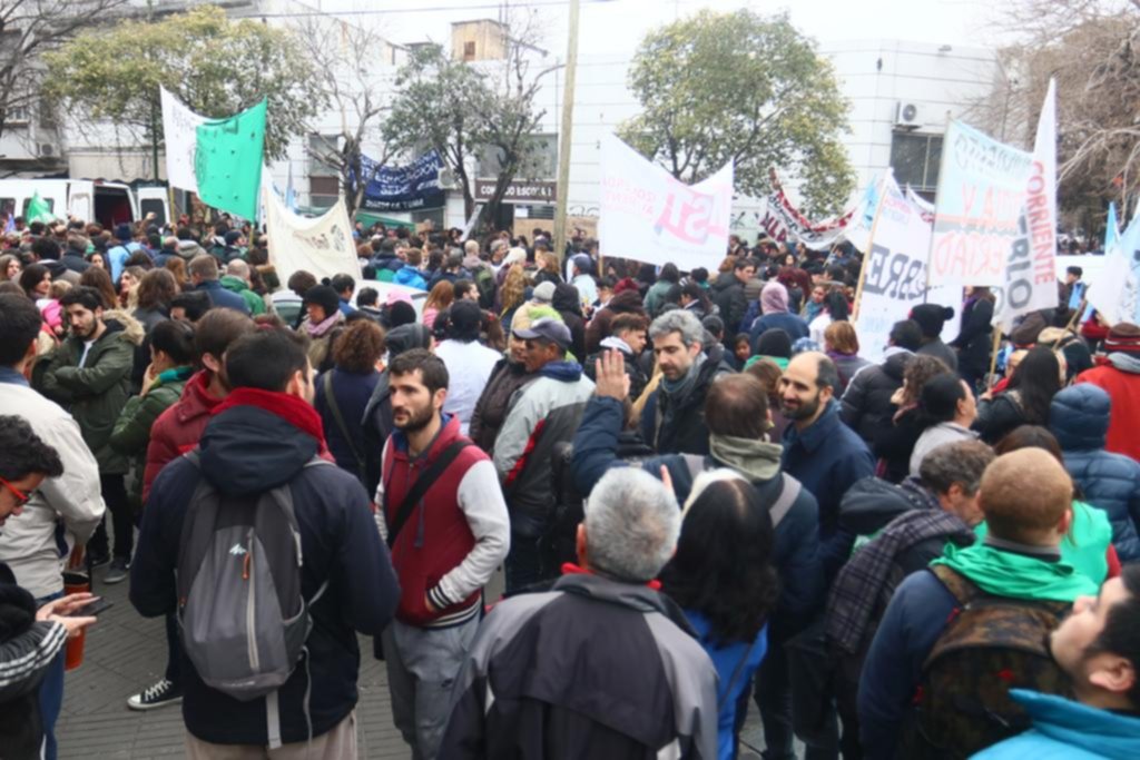 Paro contundente, movilizaciones y profundo dolor en el día después de la tragedia de Moreno