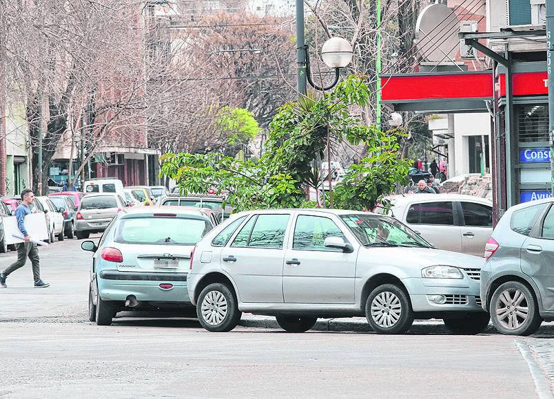 Pese a los agentes motorizados, sigue el festival del “vale todo” para estacionar