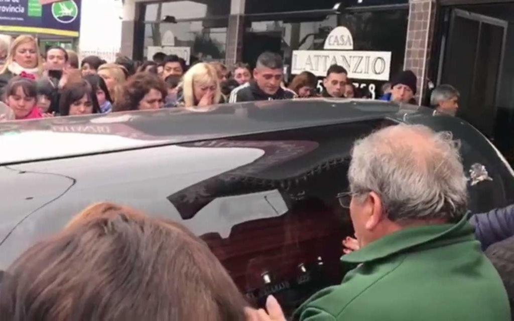 Dolor y reclamo en el último adiós a la vicedirectora y el auxiliar fallecidos