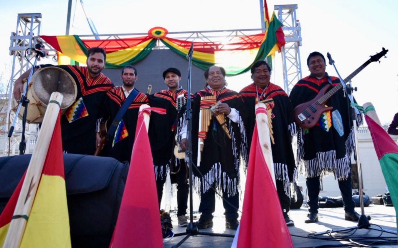 Con un colorido festival, se celebró el 193 Aniversario de la Independencia de Bolivia 