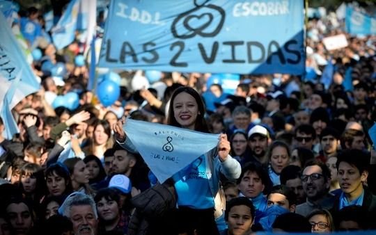 El Obelisco se colmó de manifestantes por la marcha contra la legalización del aborto
