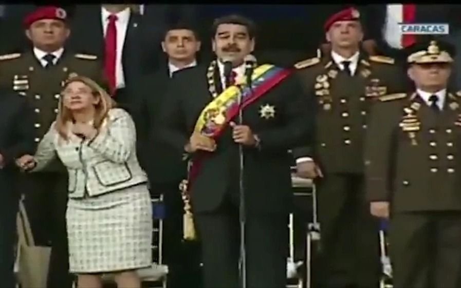 VIDEO: Evacuaron a Maduro por dos explosiones en las que intervinieron drones