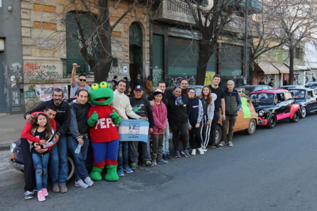 Los fanáticos del Fiat 600 en una cruzada solidaria